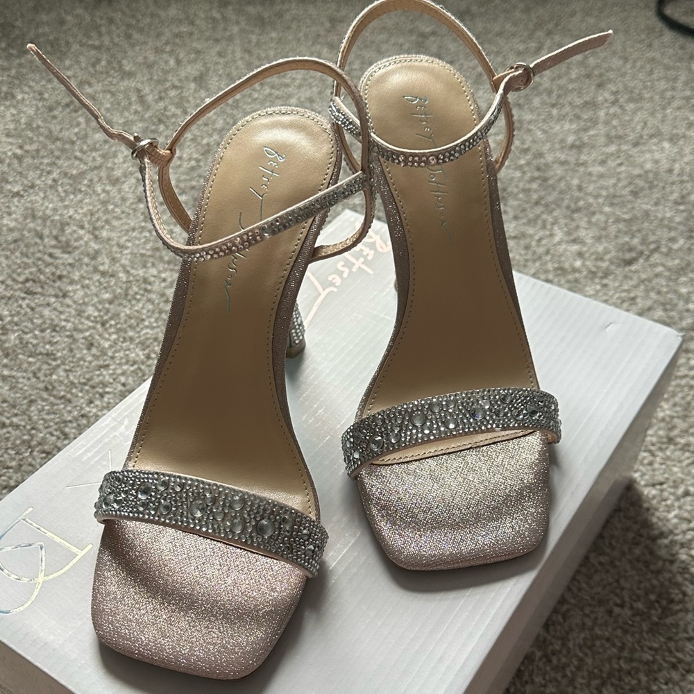 Betsey Johnson by Davids Bridal flare Heel sandal size 7 new with box